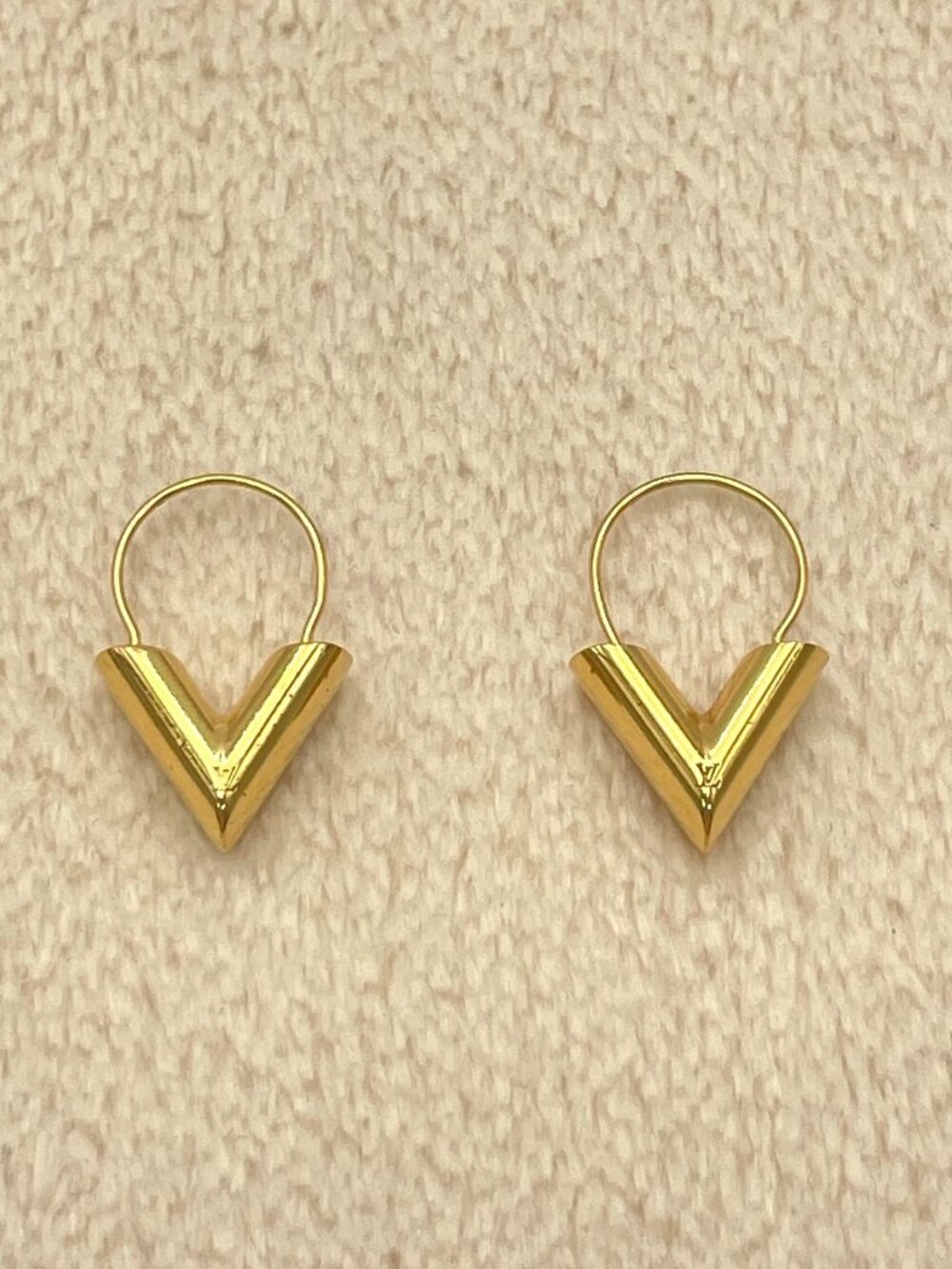 Authentic Louis Vuitton 2 PAIRS Essential V Gold Tone Hoop Earrings LV Logo - Picture 6 of 16